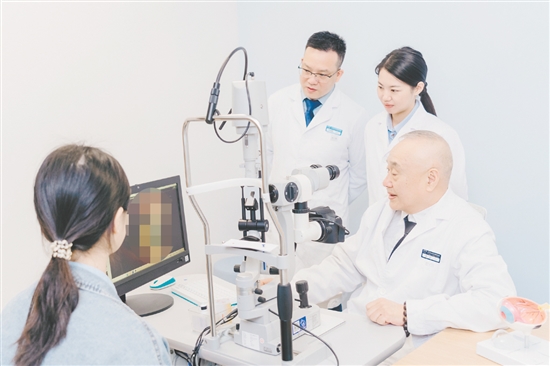 王立在診治患者的同時(shí)不忘言傳身教。