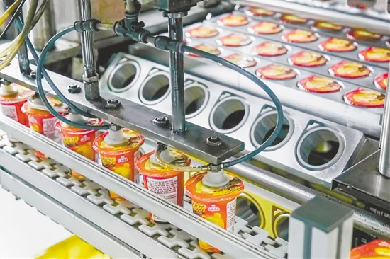 濱崎食品全力沖刺年貨銷售旺季。