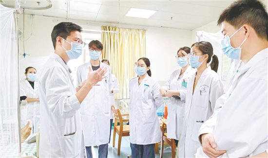 黃任鋒（左前一）對學生講解藥方使用。