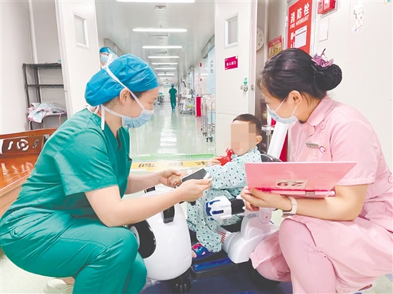 醫(yī)護人員為患兒進行術(shù)前確認。