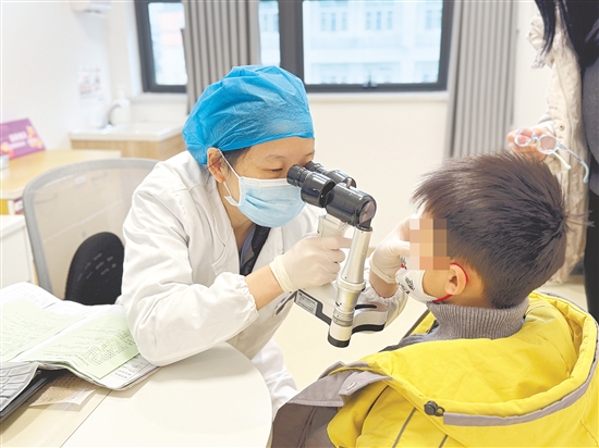 醫(yī)生在為患兒做檢查。兒童健康大樓的設計理念是“以患兒為中心”。