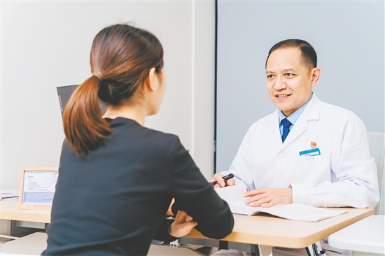 趙春陽在了解患者情況。