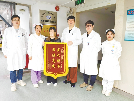 患者痊愈后贈送錦旗。