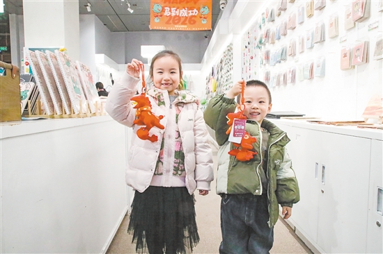 圖為當(dāng)天，在甘肅省博物館文創(chuàng)商店，小朋友展示剛購(gòu)買的新款馬踏飛燕賀歲毛絨玩偶“紅運(yùn)當(dāng)頭馬”。新華社發(fā)