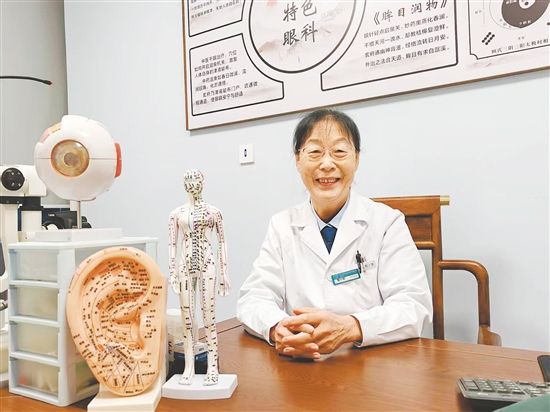 黎小妮在江門(mén)愛(ài)爾新希望眼科醫(yī)院繼續(xù)行醫(yī)。