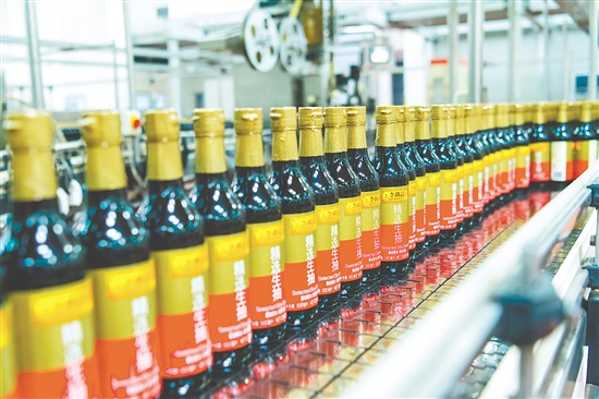 李錦記將先進技術融入生產，確保每一滴醬油的色、香、味、質均達標。