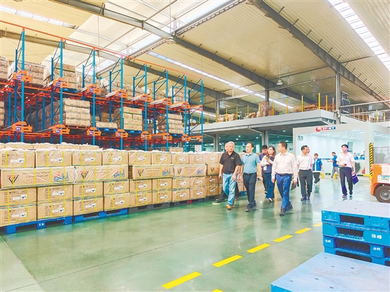 陳黎陽（左一）帶著客商到企業(yè)參觀。