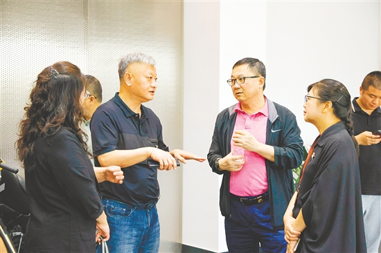 陳黎陽與前來參觀考察的客商交談。