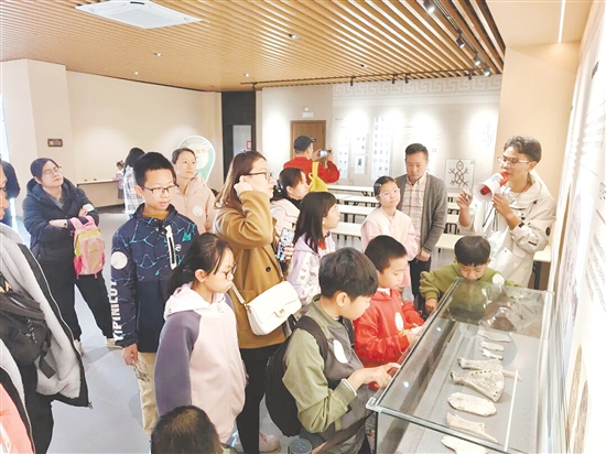 孩子們在活動中了解龜類相關知識。