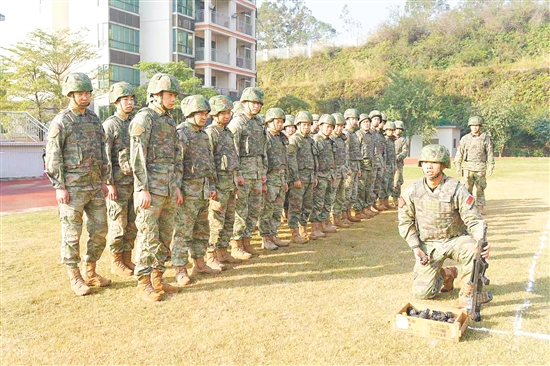 教練員為隊(duì)員講解示范武器操作。