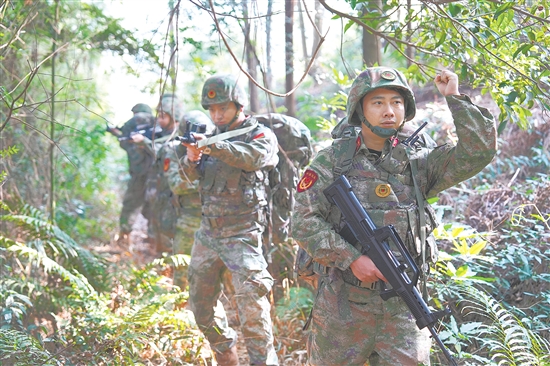 鶴山市人武部組織隊(duì)員在林地模擬實(shí)戰(zhàn)訓(xùn)練。