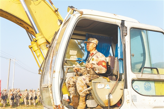 江門民兵熟練運(yùn)用土木工程技能支援水利工程建設(shè)。