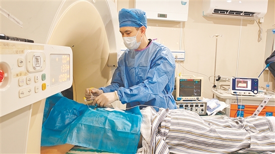 醫(yī)生正在為患者進行手術(shù)。