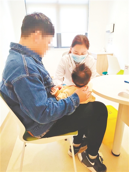 兒科醫(yī)生為諾如病毒患兒檢查身體情況。