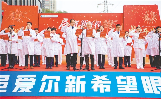 醫(yī)護(hù)骨干宣讀《中國(guó)醫(yī)師宣言》。