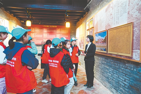 七臺河“冠軍寶寶”參觀梁啟超故居，并合影留念。