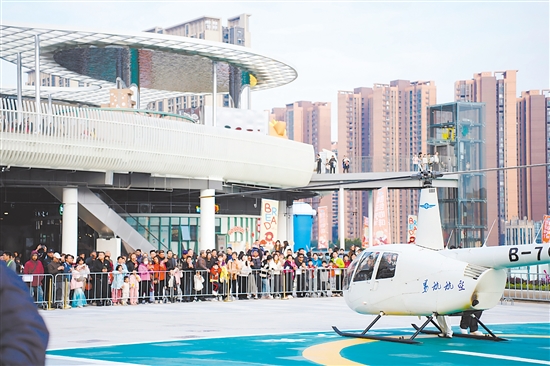 結(jié)合低空經(jīng)濟(jì)，活動(dòng)向市民游客提供乘坐直升機(jī)體驗(yàn)，以獨(dú)特視角俯瞰江海。