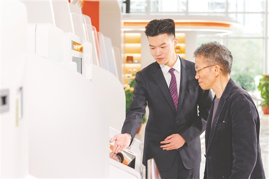 江門農(nóng)商銀行工作人員在為客戶講解社保卡服務(wù)。