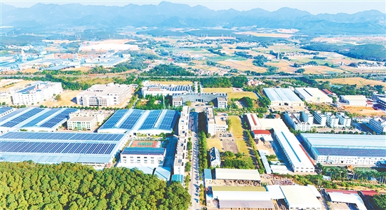 沖蔞鎮(zhèn)堅(jiān)持制造業(yè)當(dāng)家，科學(xué)規(guī)劃千畝園區(qū)，聚焦新一代信息技術(shù)、先進(jìn)材料等龍頭產(chǎn)業(yè)，打造好紅嶺工業(yè)園區(qū)產(chǎn)業(yè)發(fā)展平臺。