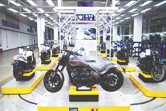 蓬江區(qū)持續(xù)推動摩托車產(chǎn)業(yè)集群做大做強(qiáng)做優(yōu)，為區(qū)域經(jīng)濟(jì)高質(zhì)量發(fā)展注入強(qiáng)勁動力。圖為廣東建雅摩托車科技有限公司打造的高端定制重型機(jī)車智造基地。李偉杰