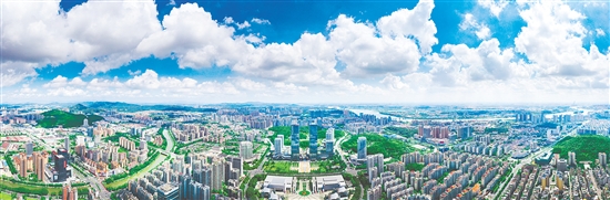 從江門“郊區(qū)”到灣區(qū)“千億強(qiáng)區(qū)”，蓬江區(qū)用41年時(shí)間，完成了一場波瀾壯闊的逆襲。圖為蓬江城區(qū)鳥瞰圖。周華東