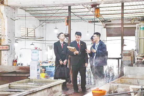 執(zhí)行干警深入企業(yè)了解生產(chǎn)經(jīng)營情況。