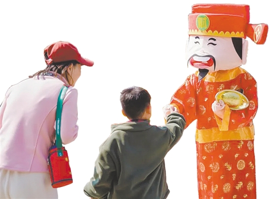 春節(jié)期間，財神爺將手持金元寶現(xiàn)身自力村、立園、馬降龍三大景區(qū)，巡游送福、派發(fā)利是，與游客合影留念。