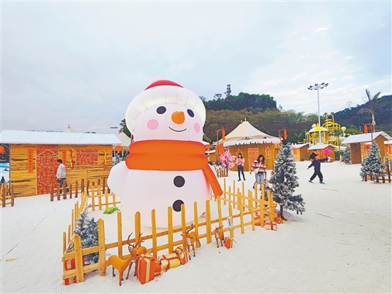 冰雪樂園將北國風(fēng)光“搬”到了僑鄉(xiāng)。
