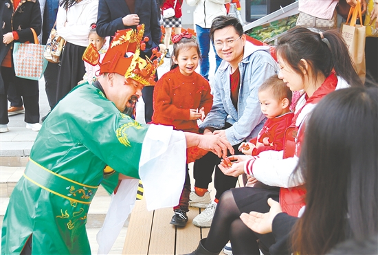 古勞水鄉(xiāng)用豐富多彩的活動(dòng)讓大家開心過(guò)春節(jié)。