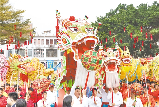 龍獅巡游活動(dòng)讓江門年味更濃。周華東