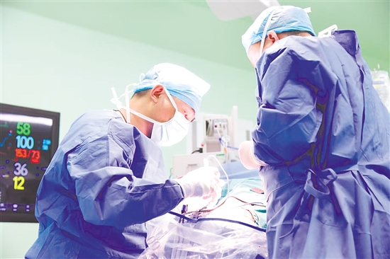 頸7神經(jīng)根移位術(shù)被譽(yù)為“神經(jīng)嫁接術(shù)”的尖端技術(shù)。圖為神經(jīng)外科團(tuán)隊正在為患者進(jìn)行手術(shù)。