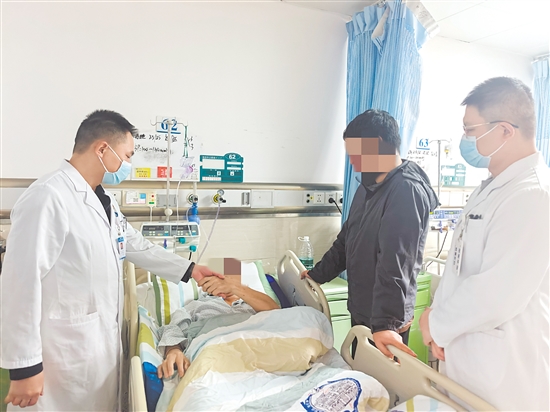神經(jīng)外科團(tuán)隊檢查患者的恢復(fù)情況。