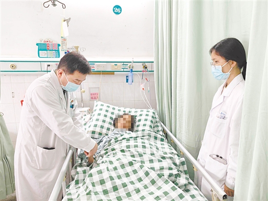 江門五邑中醫(yī)院醫(yī)生正在為患者進(jìn)行檢查。