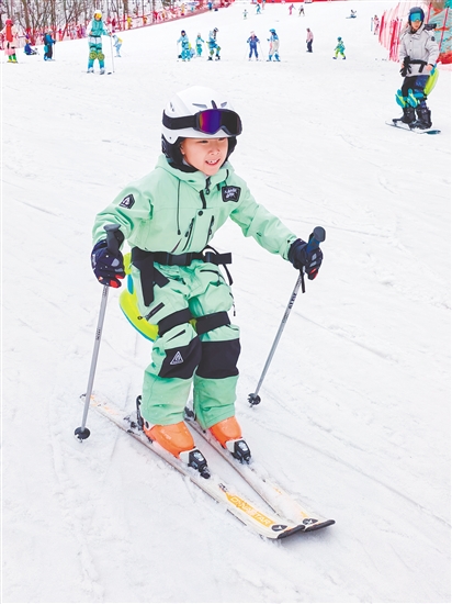 阮先生的孩子在旅途中享受到了滑雪的樂(lè)趣。