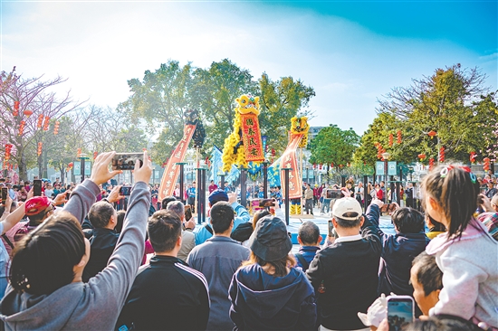 在下沙公園，高樁獅表演熱鬧非凡，吸引群眾駐足觀賞。陳宇峰