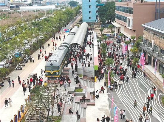 鶴山西江美岸文創(chuàng)園正式開放，吸引不少市民和來自廣州、佛山等周邊城市的游客前來探園“打卡”。