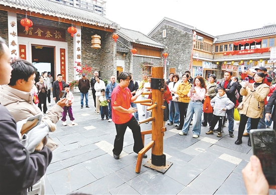 春節(jié)假期，江門古勞水鄉(xiāng)旅游區(qū)的詠春拳表演吸引眾多游客觀看。