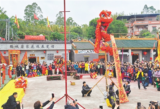 “小官田花炮會”現(xiàn)場精彩的鶴山獅藝表演吸引眾人圍觀。 “小官田花炮會”現(xiàn)場精彩的鶴山獅藝表演吸引眾人圍觀。