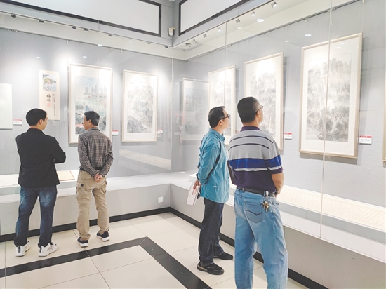 本次展覽吸引了不少書畫愛好者。