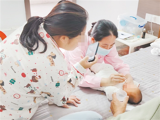 醫(yī)護(hù)人員上門提供新生兒護(hù)理服務(wù)。