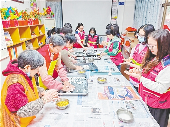 元宵節(jié)前，圭峰會城北門社區(qū)黨群服務(wù)街熱鬧非凡，居民、社區(qū)工作者圍坐一起包湯圓。