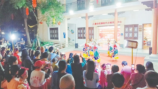 在慶元宵百姓音樂會上，文化文藝志愿者帶來精彩表演。鐘珍玲