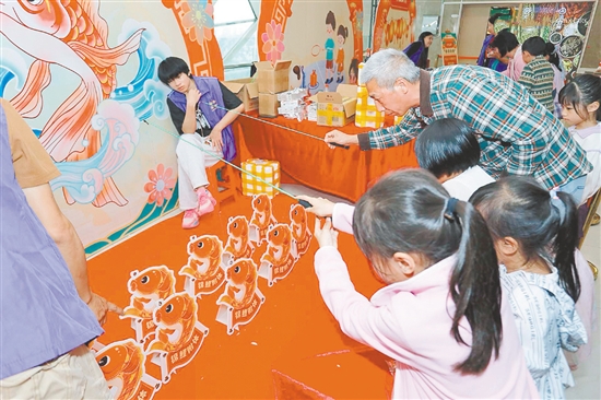 市民參與“福運(yùn)釣錦鯉”活動。黃勝