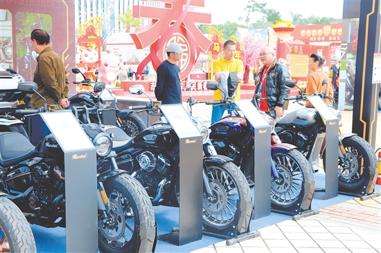 在廣東建雅摩托車科技有限公司展位前，造型酷炫的大排量摩托車格外吸睛。