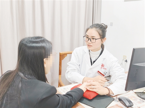 鄧淑文擅長內(nèi)科常見病的治療。