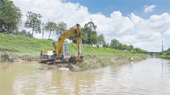疏通水塘河道，保障春耕生產(chǎn)。