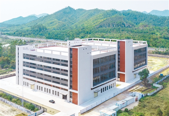 廣南化工實(shí)業(yè)有限公司寵物籠生產(chǎn)項(xiàng)目占地22575平方米，分三期建設(shè)，目前已完成80%，投產(chǎn)后將形成規(guī)?；⒅悄芑膶櫸镉闷飞a(chǎn)基地。