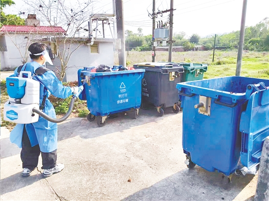 專業(yè)消殺人員身著防護裝備，背著消殺器械，滯留噴灑、超低容量噴灑、熱煙霧消殺等科學(xué)方式輪番上陣，用專業(yè)力量為群眾筑起防護墻。