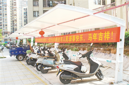 民生服務(wù)充電站多建于住宅小區(qū)門口一帶，方便市民充電。