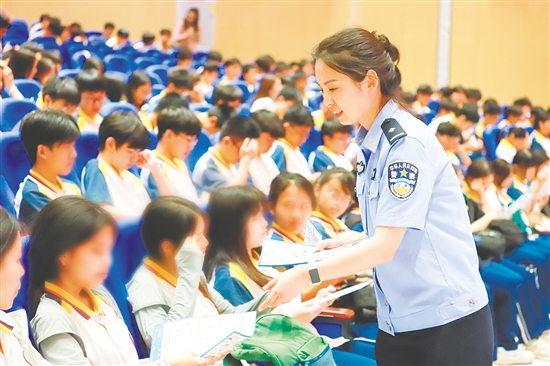 周麗巖結(jié)合實(shí)際案例，開展未成年人反詐宣傳。